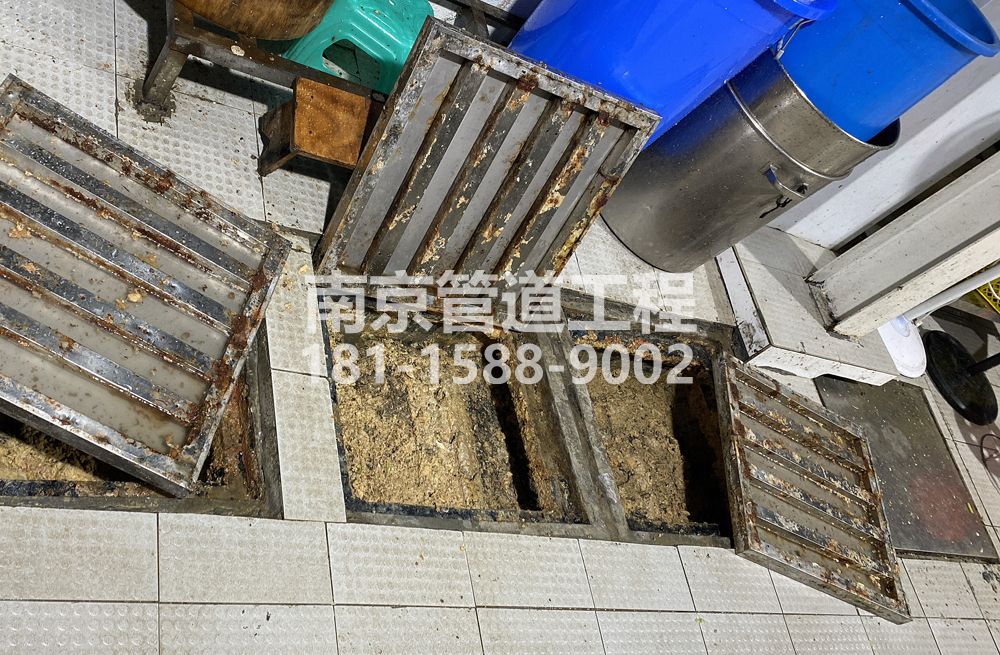 278江心洲城管中队食堂隔油池清理